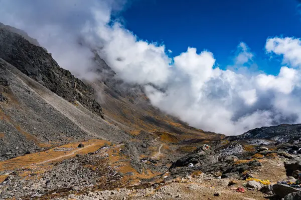 Lauribina Geçidi, Himalayalar 'da geziyor. Langtang Ulusal Parkı' nın Gosaikunda Bölümü 'ndeki Nepal' de.