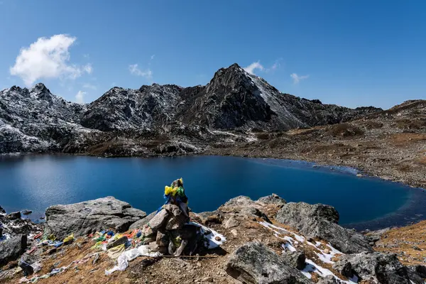 Suryakunda 'nın Himalayaları' ndaki güzel Buzul Gölü Langtang Ulusal Parkı, Gosaikunda, Nepal Lauribina Geçidi Manzaralı