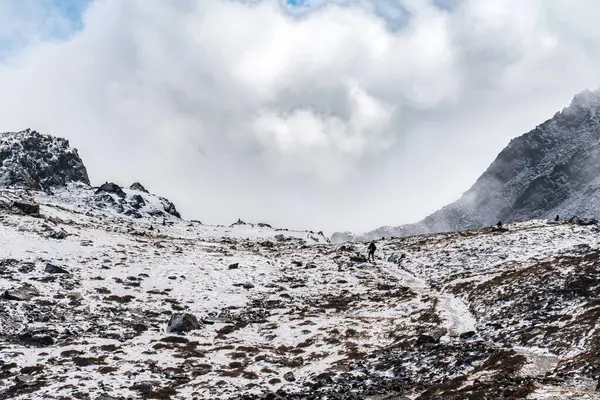 Lauribina Geçidi, Gosaikunda, Nepal - 21 Ekim 2024: Langtang Ulusal Parkı 'ndaki Lauribina Dağı Geçidi