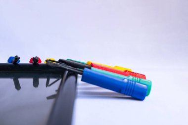 Donanım bakım elektrikçisi ve elektrik işleri için renkli tornavida araçları