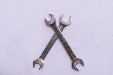 Beyaz arkaplanda İngiliz Anahtarı Aracı