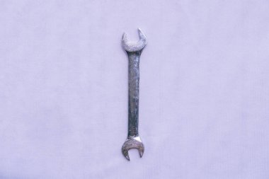 Beyaz arkaplanda İngiliz Anahtarı Aracı