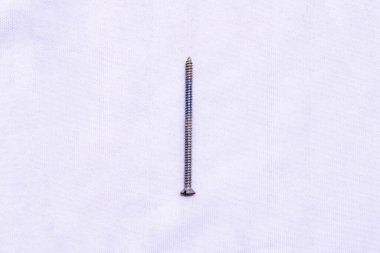 Tek bir gümüş metal çivi çivi beyaz arka planda izole edilmiş inşaat için gerekli donanım