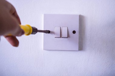 Donanım bakım elektrikçisi ve elektrik işleri için renkli tornavida araçları