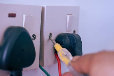 Donanım bakım elektrikçisi ve elektrik işleri için renkli tornavida araçları
