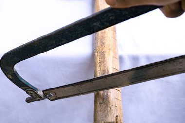 Testereyle odun kesen adam, hassasiyet ve işçiliğe odaklanmış..