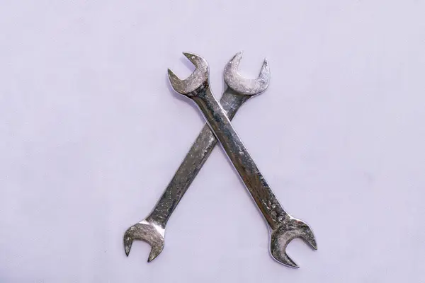 Beyaz arkaplanda İngiliz Anahtarı Aracı