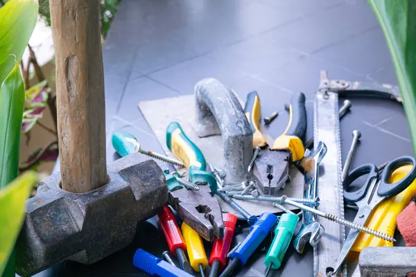 Tornavida, çekiç, anahtarlık, pense, matkap, matkap, tamirci, tesisatçı, elektrikçi gibi temel donanım aletlerinin koleksiyonu