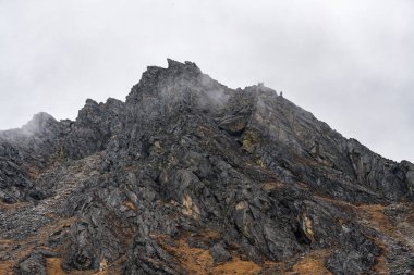 Lauribina Geçidi, Langtang, Nepal 'de Haşmetli Tepeler ve Bulutlar ile Himalaya Dağları Yürüyüş Patikaları.