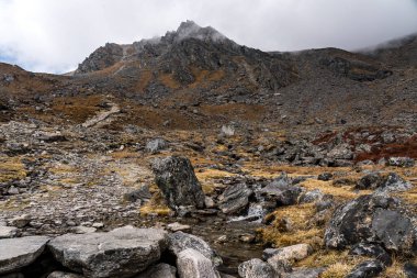 Lauribina Geçidi, Langtang, Nepal 'de Haşmetli Tepeler ve Bulutlar ile Himalaya Dağları Yürüyüş Patikaları.
