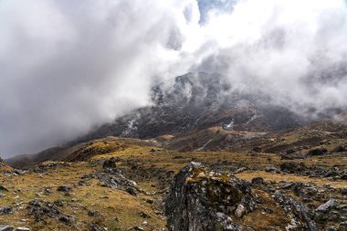 Lauribina Geçidi, Langtang, Nepal 'de Haşmetli Tepeler ve Bulutlar ile Himalaya Dağları Yürüyüş Patikaları.