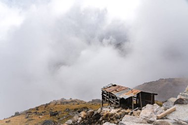 Nepal 'in yüksek Himalaya Dağları' ndaki Yak Shed and Grain Depo Evi
