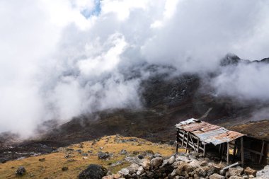 Nepal 'in yüksek Himalaya Dağları' ndaki Yak Shed and Grain Depo Evi