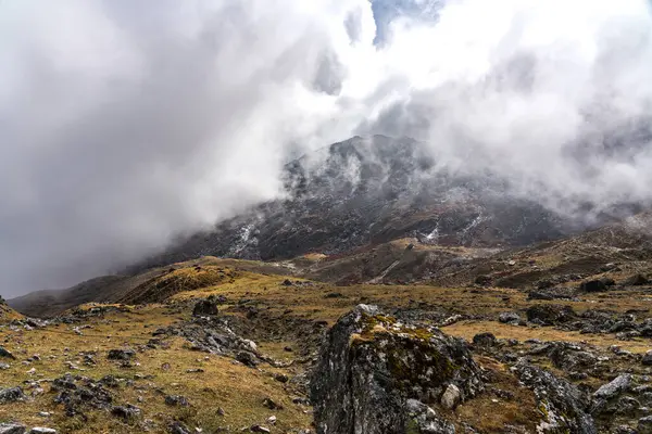 Lauribina Geçidi, Langtang, Nepal 'de Haşmetli Tepeler ve Bulutlar ile Himalaya Dağları Yürüyüş Patikaları.
