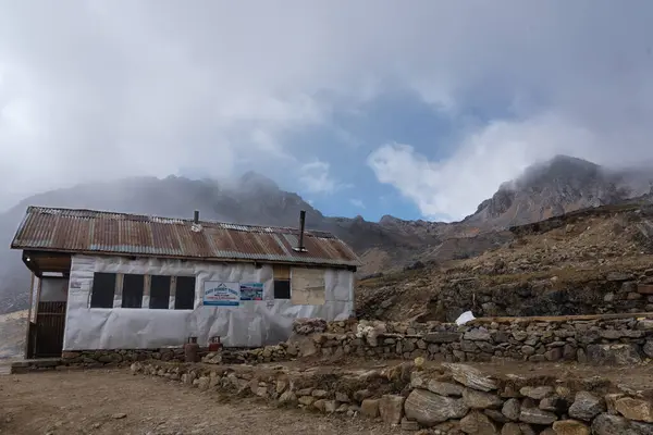 Yukarı Ghopte, Langtang, Nepal 21 Ekim 2024: Langtang Trek Patikası 'ndaki Yüksek Kamp' ta Bir Çay Dükkanı ve Gezginler Pansiyonu.