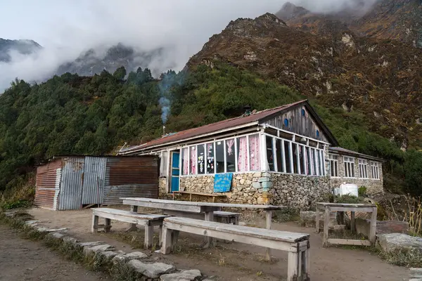 Yukarı Ghopte, Langtang, Nepal 21 Ekim 2024: Langtang Trek Patikası 'ndaki Yüksek Kamp' ta Bir Çay Dükkanı ve Gezginler Pansiyonu.