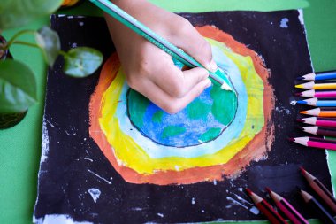 DIY Dünya Gemisi doğaya olan sevgisini gösteriyor. Dünya Günü, Çevre Günü, çevre dostu projeler.