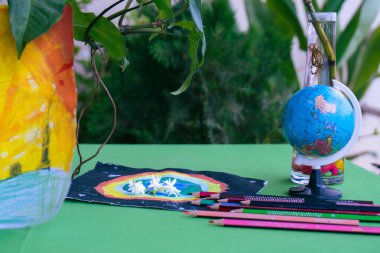 DIY Dünya Gemisi doğaya olan sevgisini gösteriyor. Dünya Günü, Çevre Günü, çevre dostu projeler.