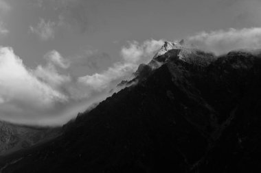 Sabah erken saatlerde Himalaya Dağlarında Gosaikunda, Langtang, Nepal 'de Bulut Gölgeleri ile birlikte