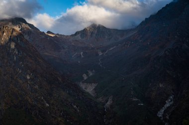 Sabah erken saatlerde Himalaya Dağlarında Gosaikunda, Langtang, Nepal 'de Bulut Gölgeleri ile birlikte