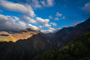 Sabah erken saatlerde Himalaya Dağlarında Gosaikunda, Langtang, Nepal 'de Bulut Gölgeleri ile birlikte