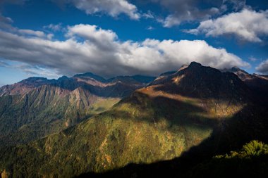 Sabah erken saatlerde Himalaya Dağlarında Gosaikunda, Langtang, Nepal 'de Bulut Gölgeleri ile birlikte