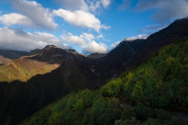 Sabah erken saatlerde Himalaya Dağlarında Gosaikunda, Langtang, Nepal 'de Bulut Gölgeleri ile birlikte