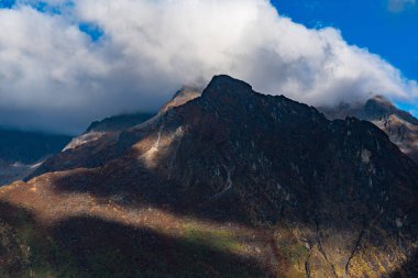 Sabah erken saatlerde Himalaya Dağlarında Gosaikunda, Langtang, Nepal 'de Bulut Gölgeleri ile birlikte