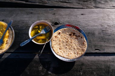 Nepalli Seyahat Kahvaltısı, HImalayas Chapati Roti, Kara Çay, Tahta Masadaki Patates Körisi