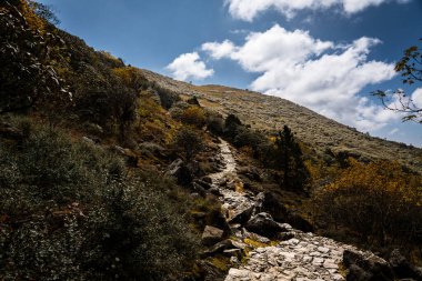 Yürüyüş için Himalayalar 'da Trekking Trail. Manikot 'taki Yukarı Dağlara Yol