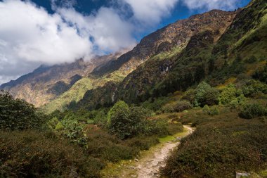 Yürüyüş için Himalayalar 'da Trekking Trail. Manikot 'taki Yukarı Dağlara Yol