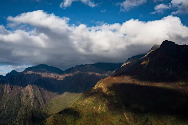 Sabah erken saatlerde Himalaya Dağlarında Gosaikunda, Langtang, Nepal 'de Bulut Gölgeleri ile birlikte