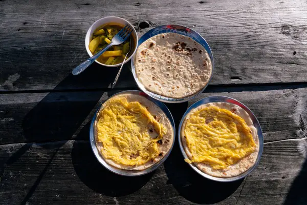 Nepalli Seyahat Kahvaltısı, HImalayas Chapati Roti, Kara Çay, Tahta Masadaki Patates Körisi