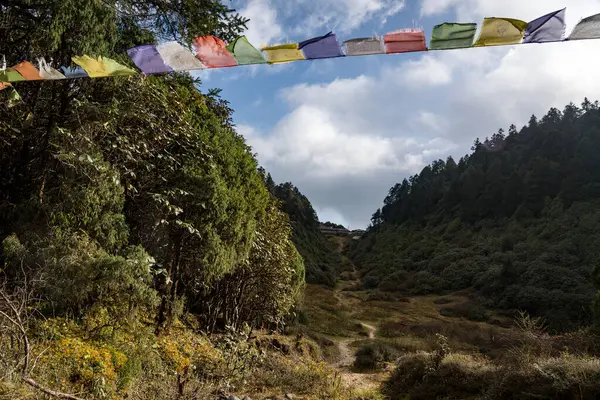 Yürüyüş için Himalayalar 'da Trekking Trail. Manikot 'taki Yukarı Dağlara Yol