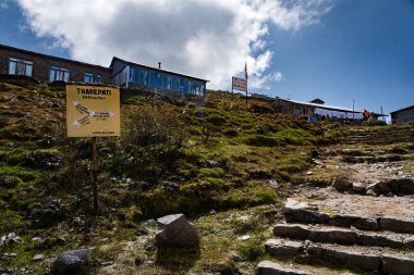 Magingoth, Thatepati, Lagtang, Nepal - 22 Ekim 2024: Himalayalar 'da Yeşillik Ormanı ve Çay Dükkanları ile Seyahat Yolu
