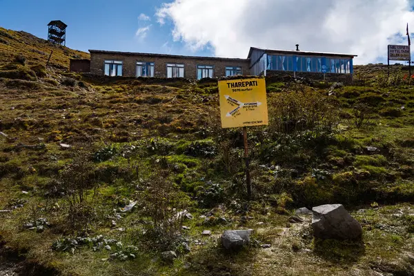 Magingoth, Thatepati, Lagtang, Nepal - 22 Ekim 2024: Himalayalar 'da Yeşillik Ormanı ve Çay Dükkanları ile Seyahat Yolu