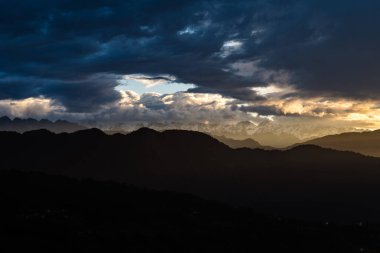 Kutumsang, Helambu, Nuwakot 'taki Nepal dağlarında bulutlarla birlikte sabahın erken saatlerinde altın gün doğumu