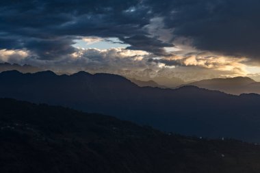 Kutumsang, Helambu, Nuwakot 'taki Nepal dağlarında bulutlarla birlikte sabahın erken saatlerinde altın gün doğumu