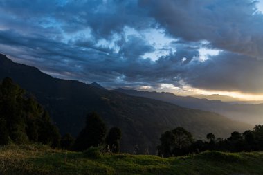 Kutumsang, Helambu, Nuwakot 'taki Nepal dağlarında bulutlarla birlikte sabahın erken saatlerinde altın gün doğumu