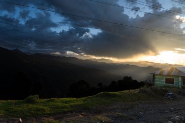 Kutumsang, Helambu, Nuwakot 'taki Nepal dağlarında bulutlarla birlikte sabahın erken saatlerinde altın gün doğumu