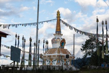 Helambu 'daki Kutumsang Budist Köyü, Nuwakot, Nepal' deki gompa Manastırı ve bayraklarıyla.