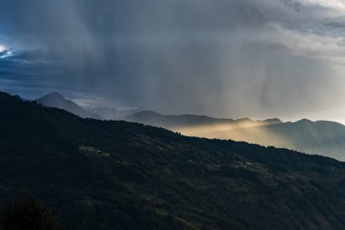 Kutumsang, Helambu, Nuwakot 'taki Nepal dağlarında bulutlarla birlikte sabahın erken saatlerinde altın gün doğumu