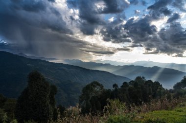 Kutumsang, Helambu, Nuwakot 'taki Nepal dağlarında bulutlarla birlikte sabahın erken saatlerinde altın gün doğumu