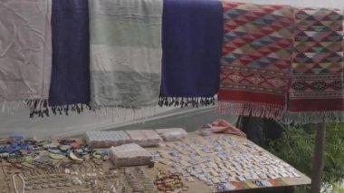 Lama Hotel, Langtang, Nepal - 25 Ekim 2025: Dağlardaki çay dükkanında görülen renkli Pashmina ve Kaşmir Yün El Sanatları, Şallar ve Hediyelik Eşyalar