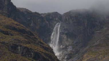 Himalaya Buzul Şelaleleri Langtang Village Bölgesi 'ndeki dağlardan yeşil manzaralı geliyor.