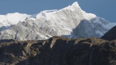 Langtang Lirung Himalaya Dağları Buzul Şelalesi ile Nepal 'deki kayalıklardan çıkıyor.