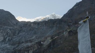 Langtang Lirung Himalaya Dağları Buzul Şelalesi ile Nepal 'deki kayalıklardan çıkıyor.