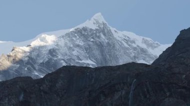 Langtang Lirung Himalaya Dağları Buzul Şelalesi ile Nepal 'deki kayalıklardan çıkıyor.