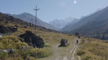 Kyanjin Gompa, Nepal - 26 Ekim 2024: Trekkers, Porter Manastırı ve Dağları Langtang Pisti Nepal 'de Kyanjin Gompa Vilage' ın yürüyüş parkurları