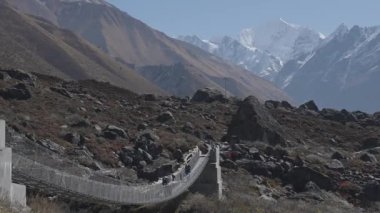 Kyanjun Gompa, Nepal - 26 Ekim 2024: Kyanjin Ri 'de Himalaya Karlı Dağlarına bakan Asma Köprü